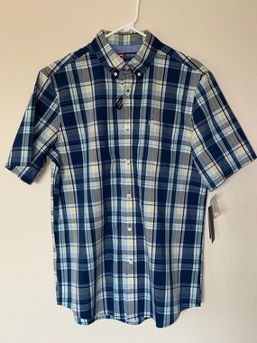Chaps Easy Care Men’s “Navy Peony” Plaid Short-Sleeve Button-Down Shirt, Medium